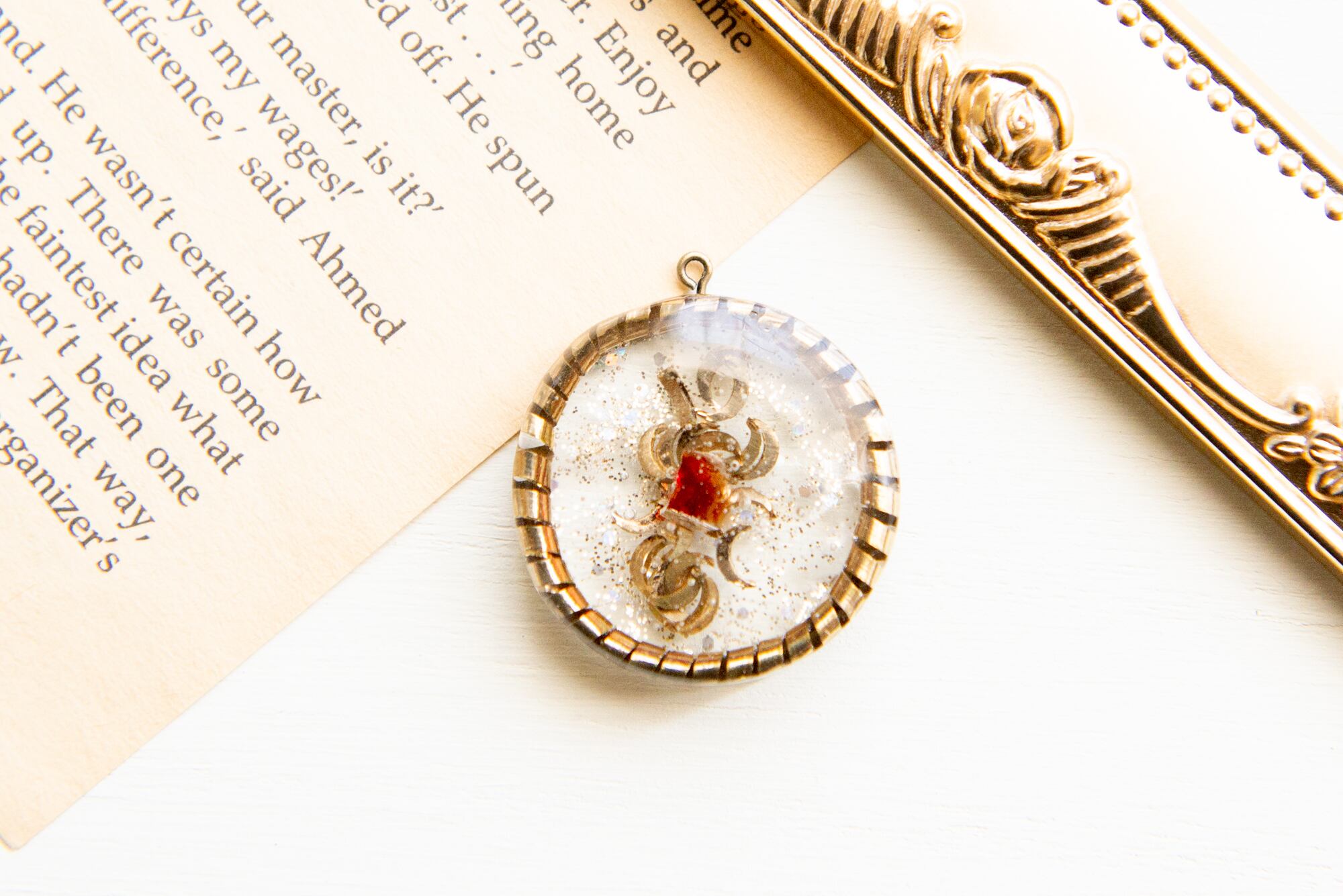 レッド三日月のシンバル/ネックレス・イヤリングピアスに変更可能(N-06)