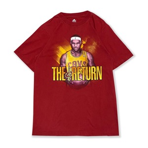 レブロン・ジェームズ 「THE RETURN」 クリーブランド・キャバリアーズ プリントTシャツ adidas