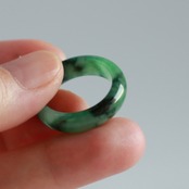 【16号】濃いグリーンが見せる表情が絶妙な天然翡翠リング くり抜き甲丸リング 緑マーブル模様 A貨翡翠 jd_rg1492