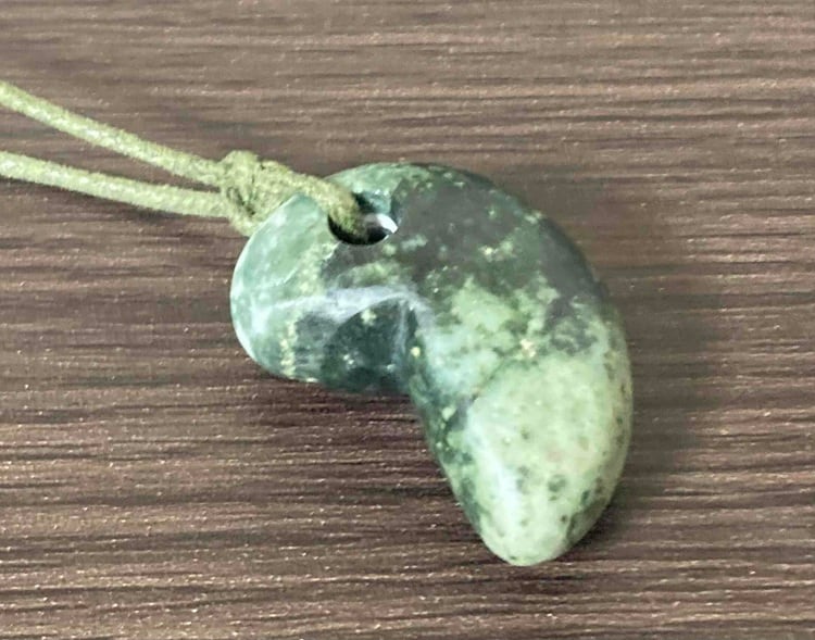 卑弥呼翡翠工房」の新ブランド！「卑弥呼」阿波翡翠勾玉（本翡翠
