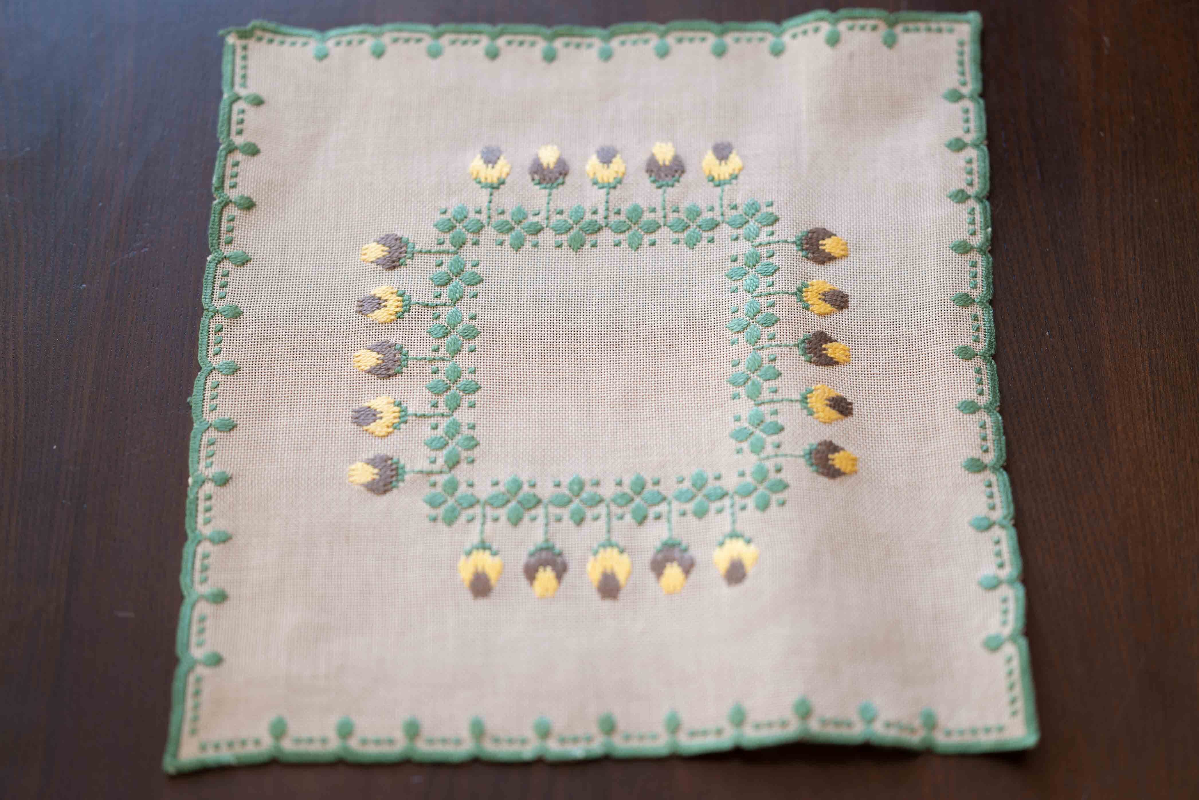 濃い黄なりの麻にイエロー色に緑のアクセントの葉っぱが刺繍されています。カフェオレボウルと相性ぴったりです!