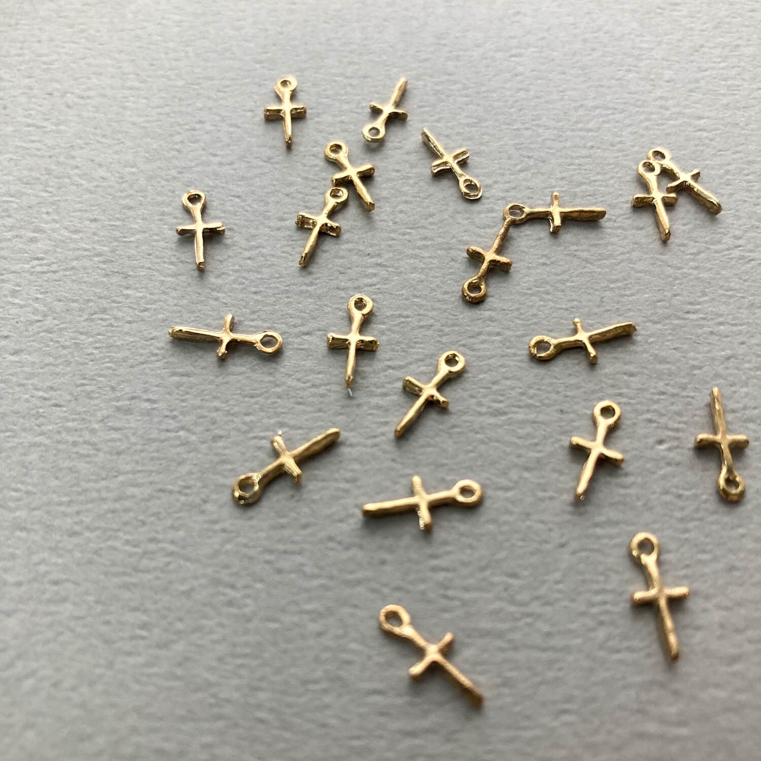 再入荷〉ミニシンプル華奢クロスチャーム | Dua-アクセサリーパーツ