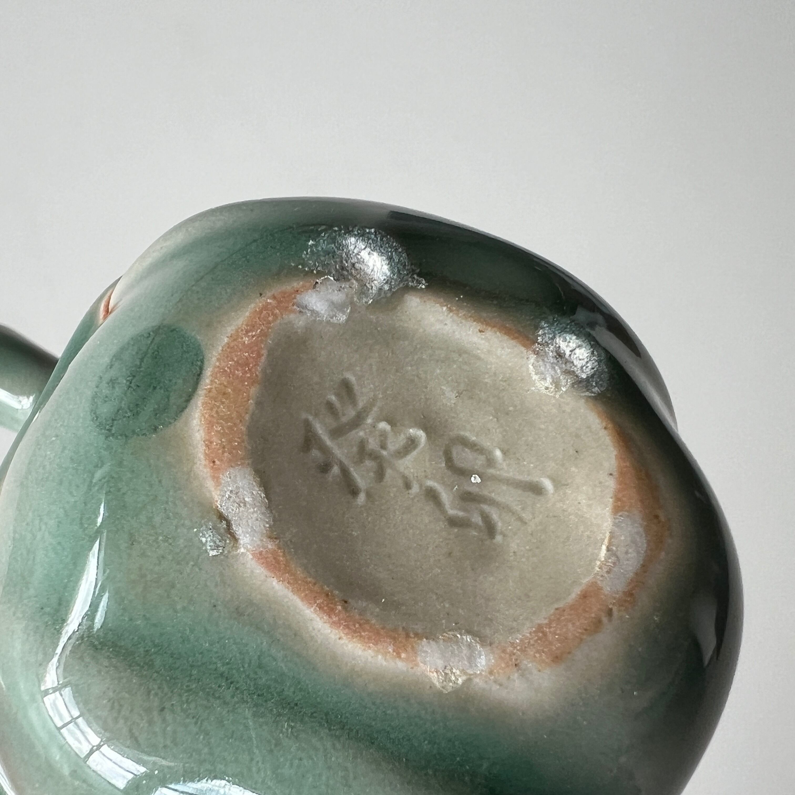 0416]三田青磁 香合 跳卯 | 三田陶芸の森。