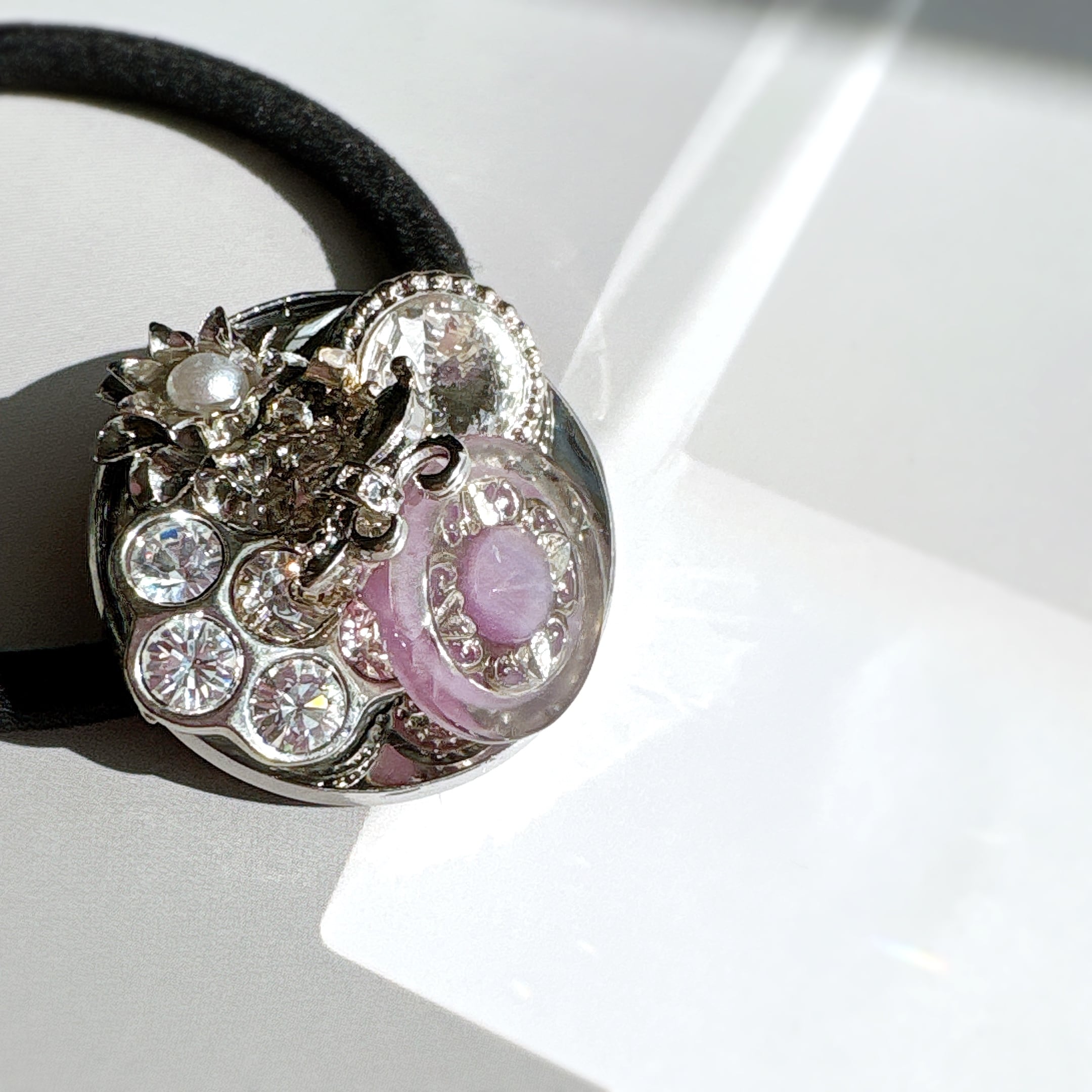 パープルボタン装飾のヘアゴム(シルバー)No.002| Botonique