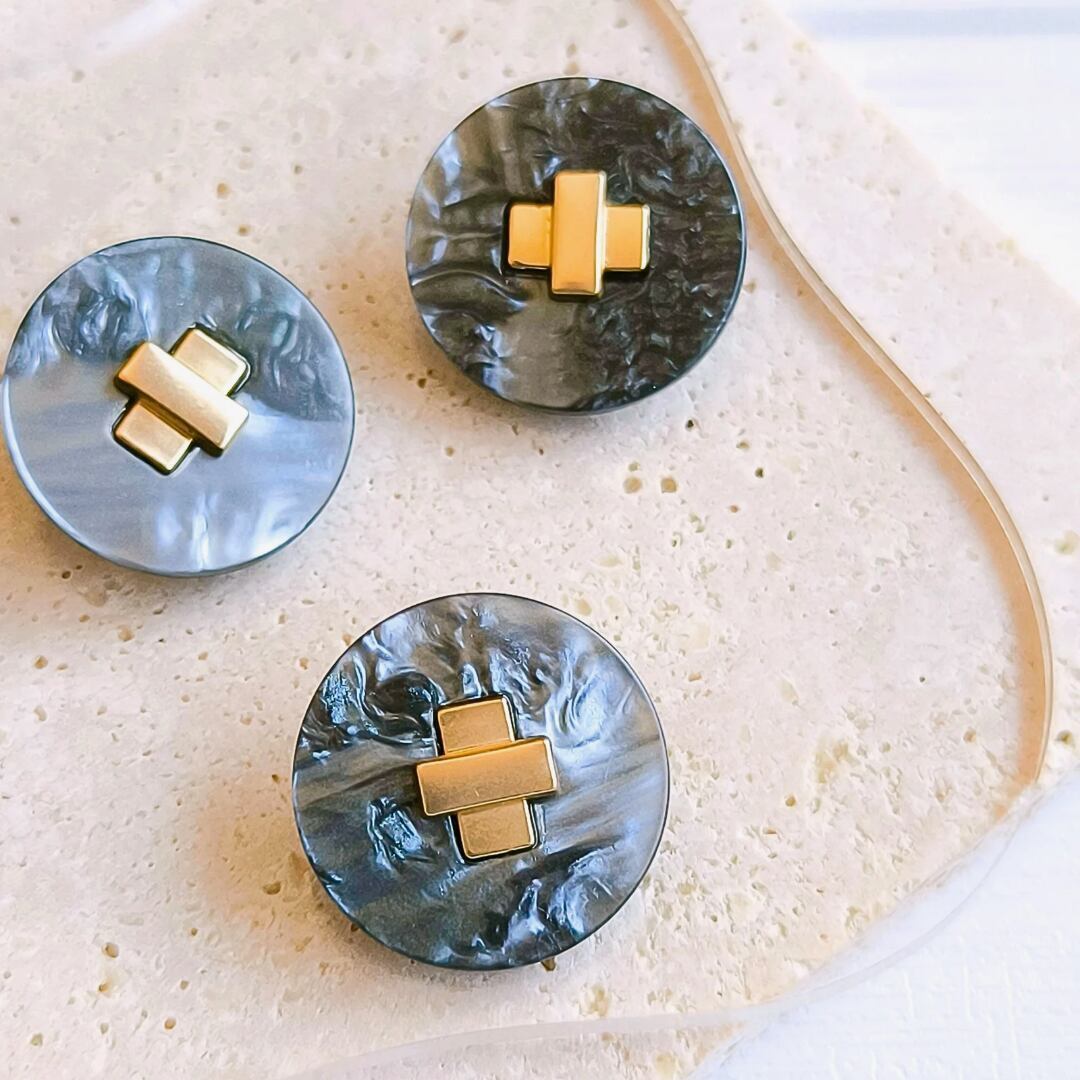 パール光沢シェル調ボタン(ダークグレー) 21mm シャンクボタン インポート 輸入