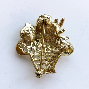 flower basquet broach