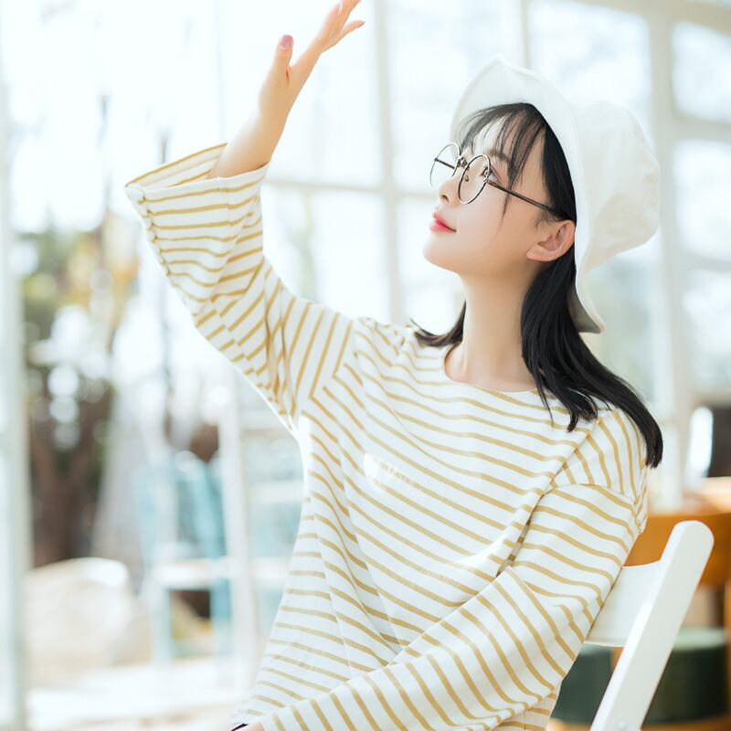 学校、カフェ、コンビニ 無難なカットソー