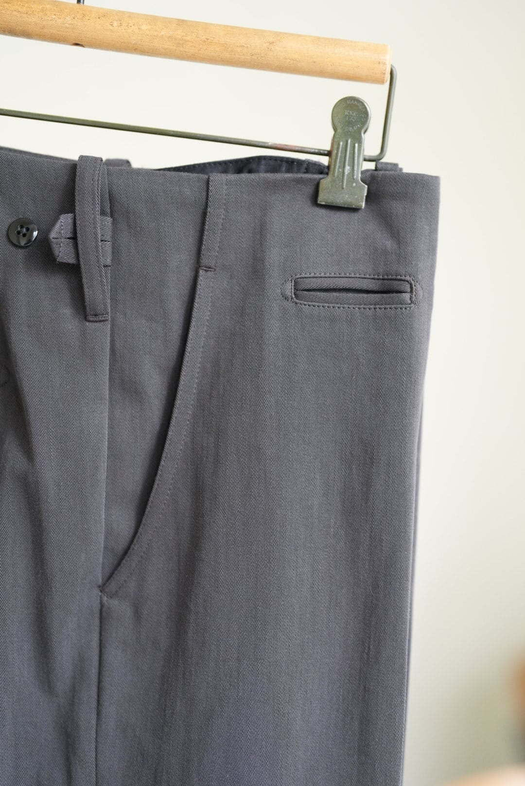 MAATEE&SONS CHINO TROUSER -GRAYSHAMBRAY- | TOMMY'S KURAMAE