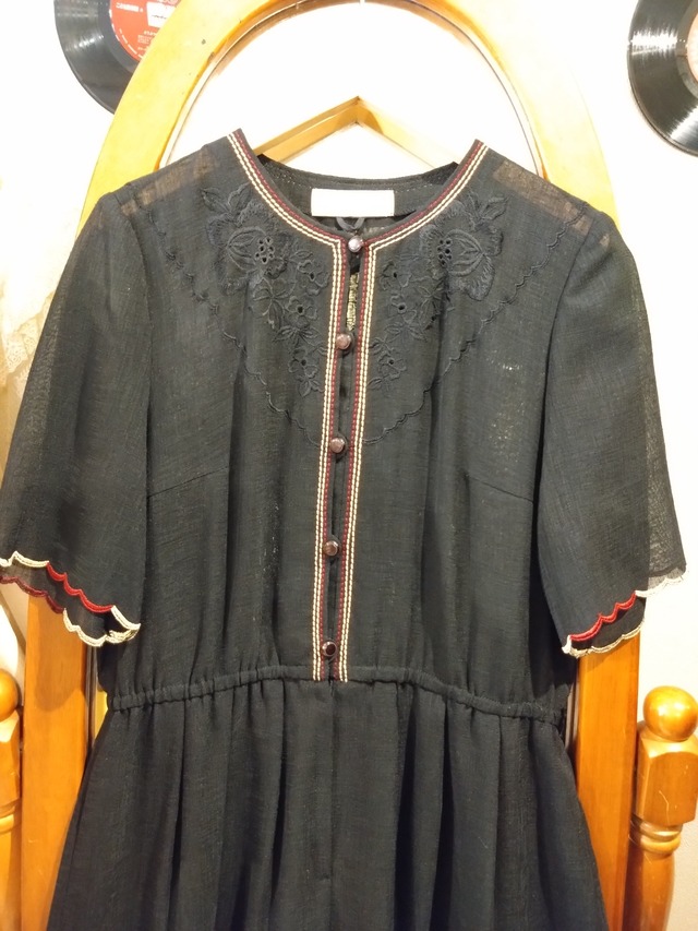 教会と樹木の刺繍スカラップ黒ワンピース/13号サイズゴスロリレトロアンティークヴィンテージ
