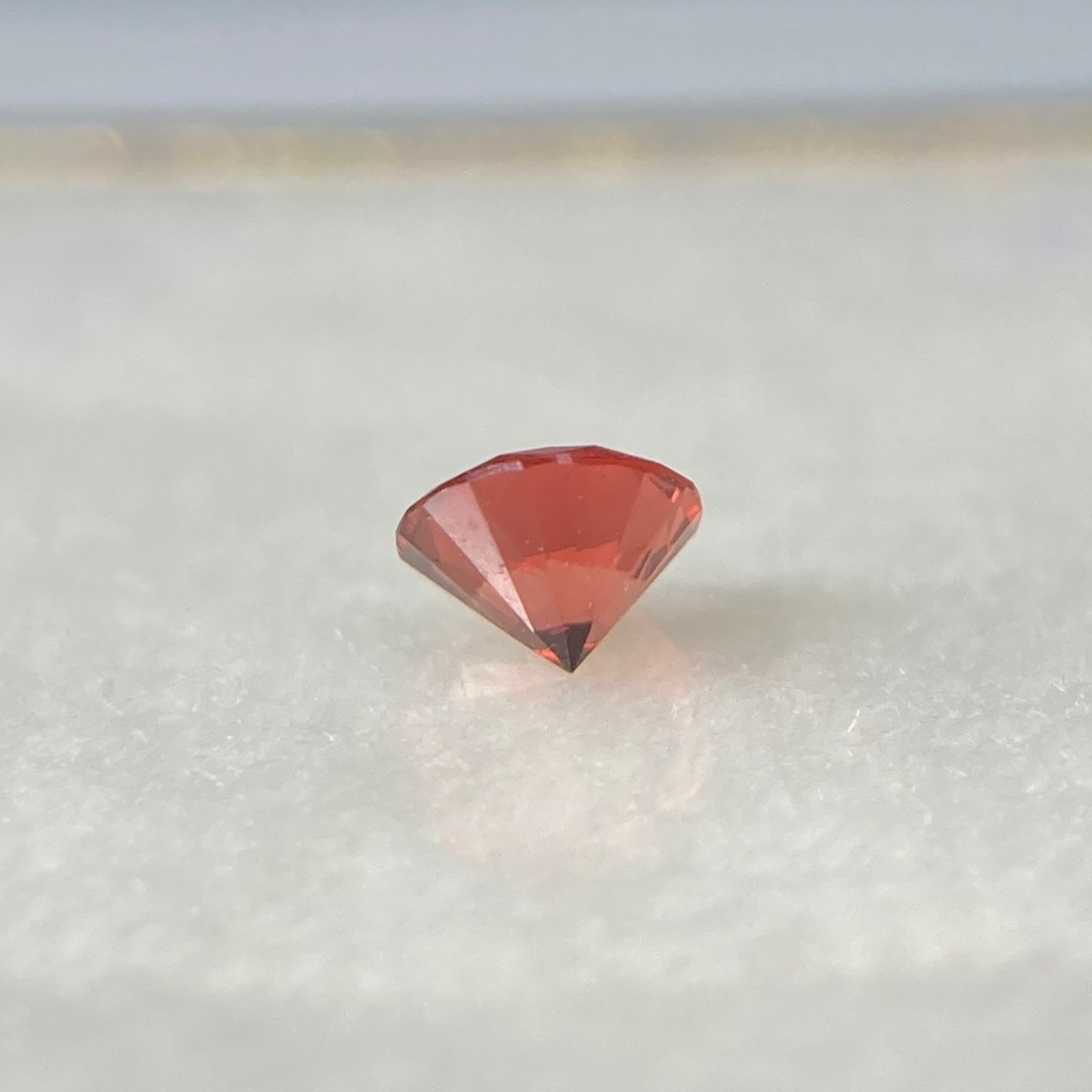 丸いスピネル  約3.3mm r-0466