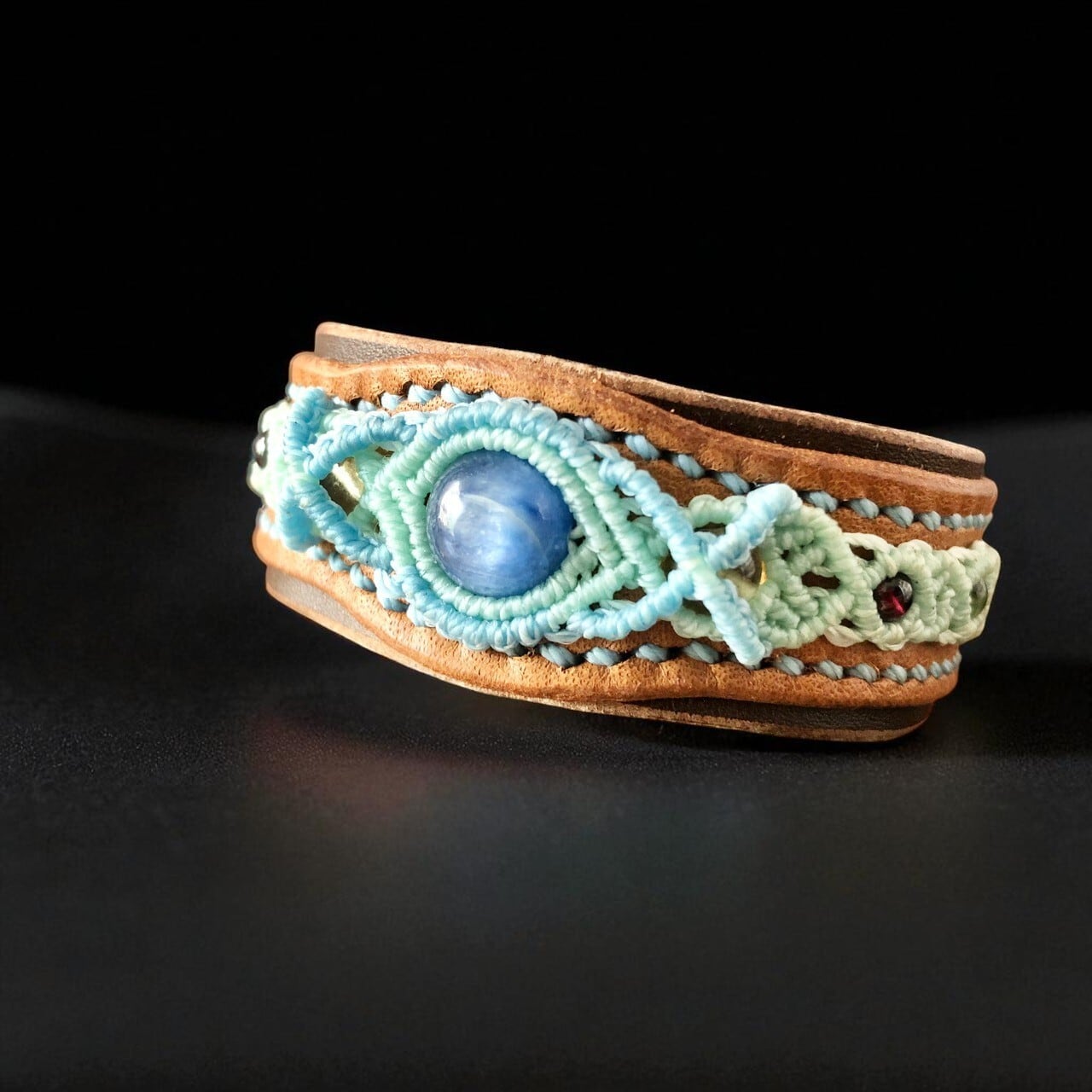 前向きに進みたい日に｜カイヤナイト×本革 マクラメブレスレット