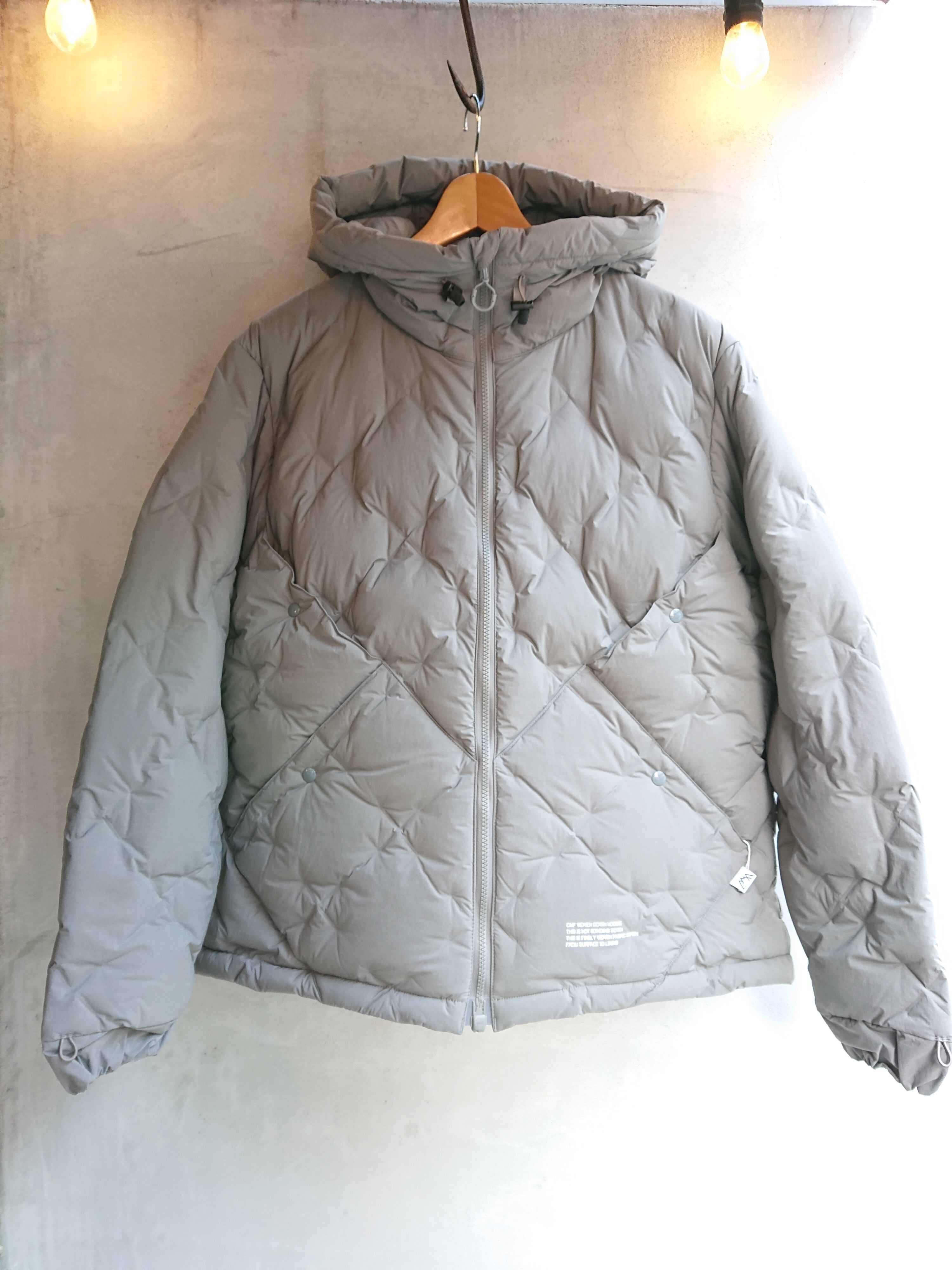 CMF OUTDOOR GARMENT ダウンフーディーXLウルフグレー人気完売 COMFY OUTDOOR GARMENT CMF OUTDOOR GARMENT アウター スラッシュ
