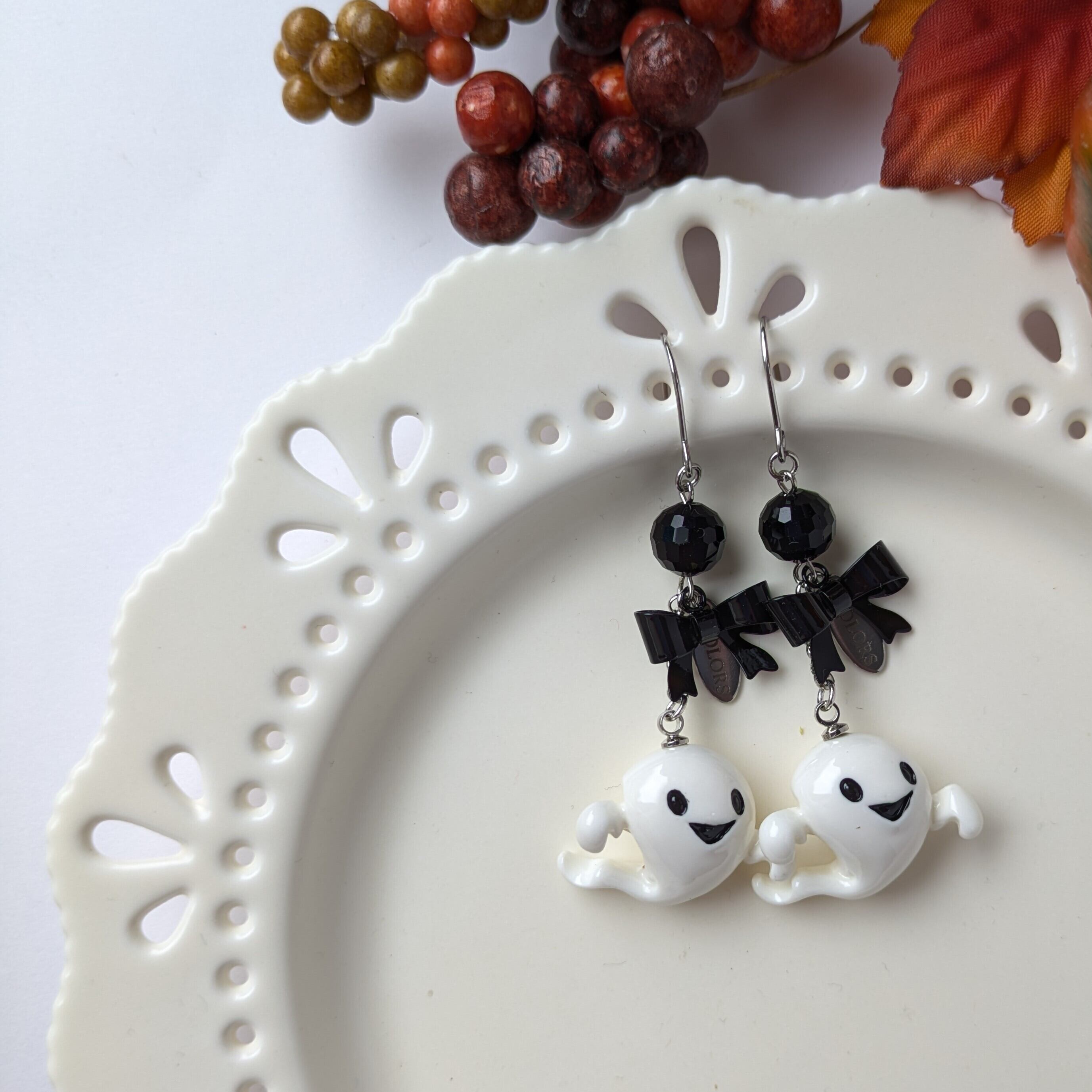 再入荷【ピアス or イヤリング 変更可】ハロウィン・おばけちゃんと黒