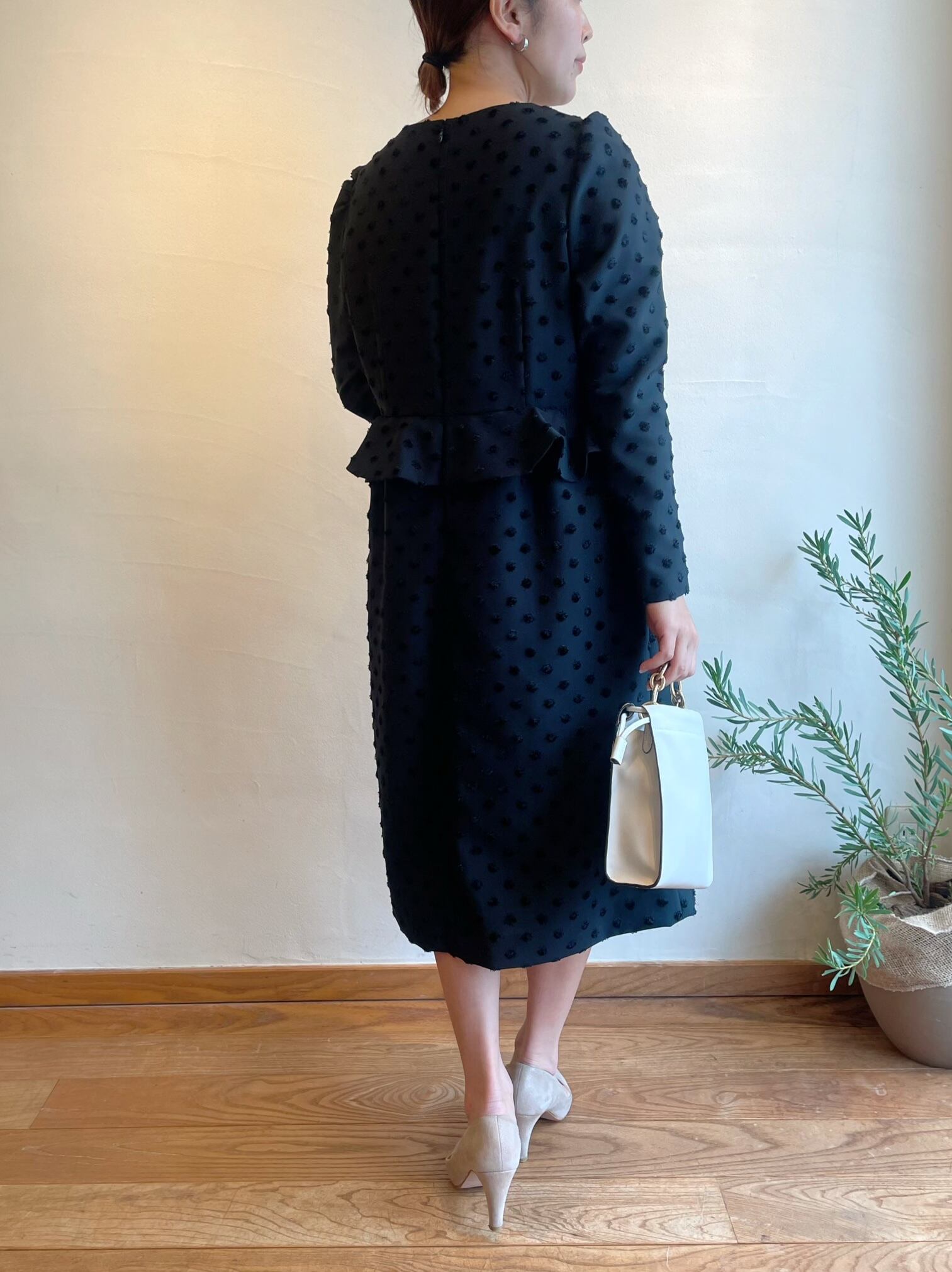 SONO NAVY / ドットジャガードラッフルフリルレディワンピース | anouk 