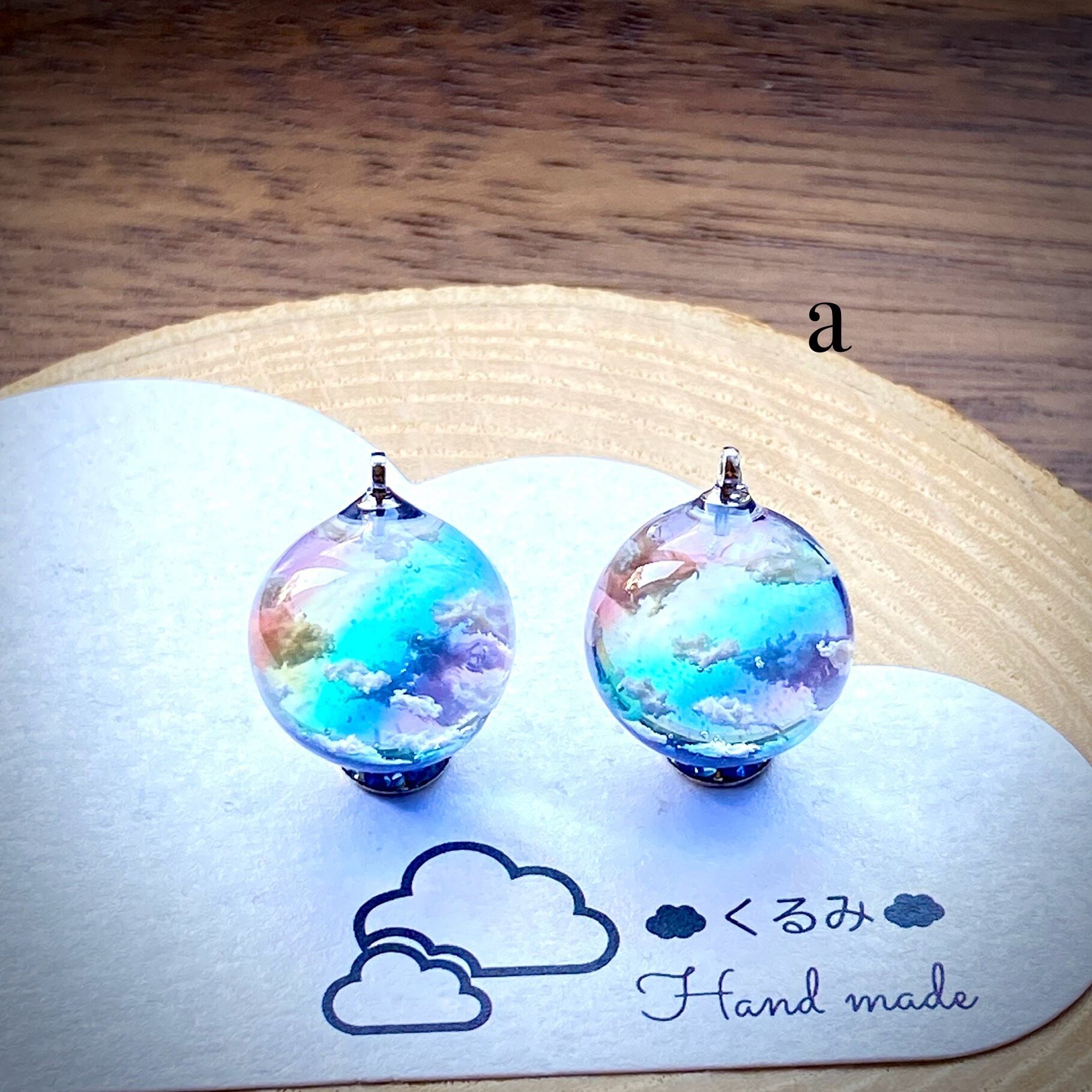 レジンピアス イヤリング 青空にかかる虹 まん丸 15mm a