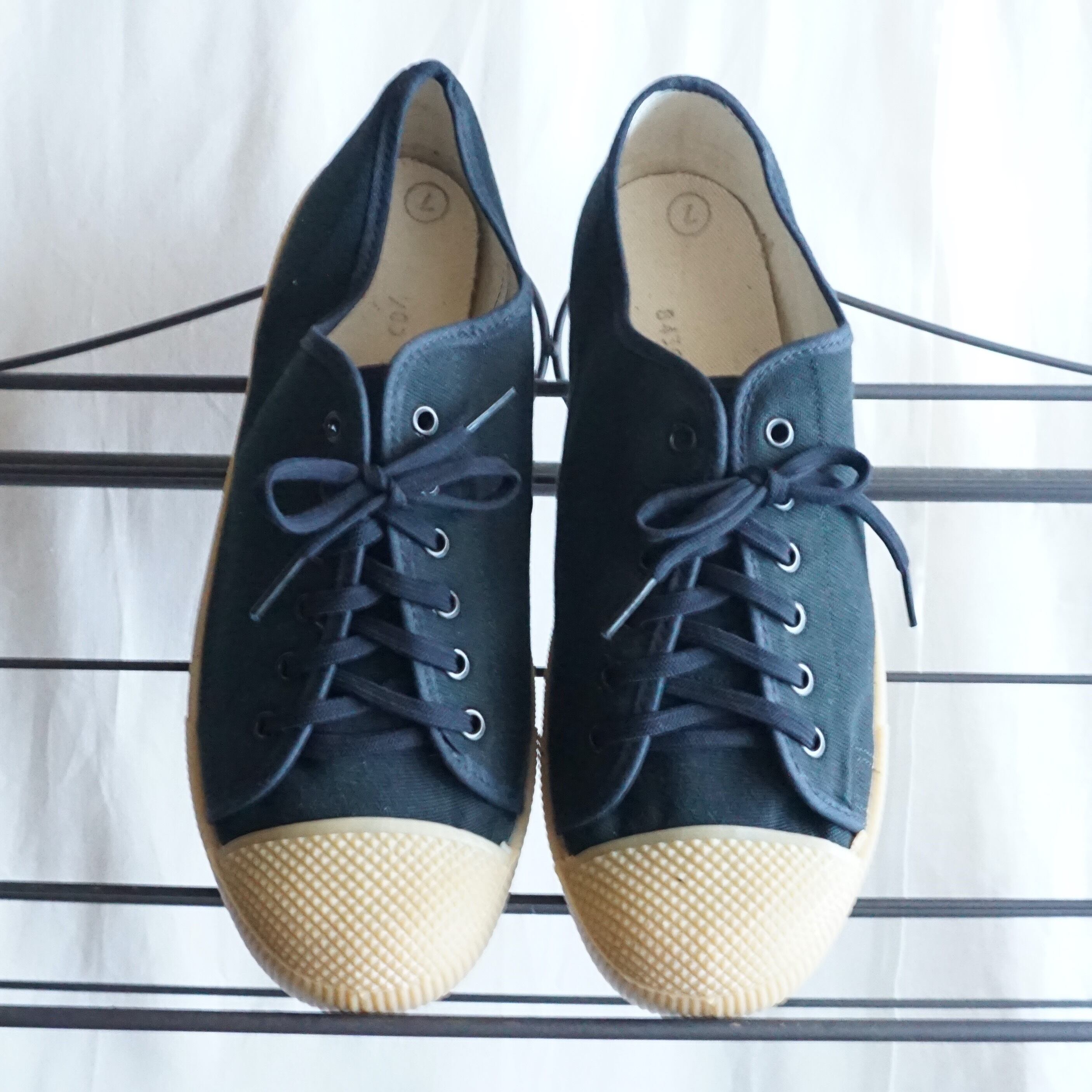 イギリス軍ロイヤルネイビー キャンバススニーカー(DEAD STOCK) 80's UK [C1343] | 古着屋ベルエキップ (BELLE  EQUIPE) ユーロ古着 ヨーロッパ古着