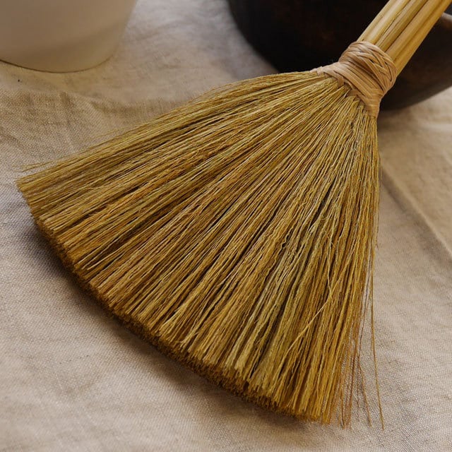 穂先の柔らかさが心地よいフェアトレード・テーブルミニほうき-172023