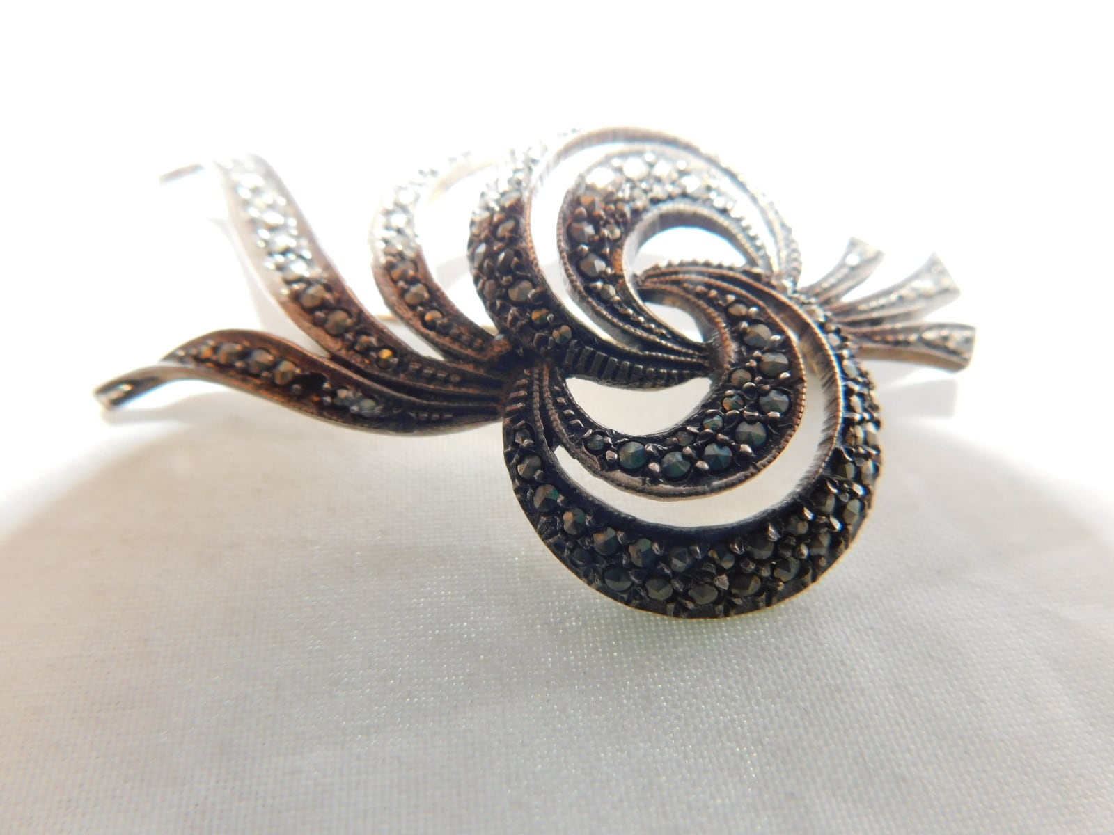 ヴィンテージ マーカサイトとターコイズのシルバー ブローチ
