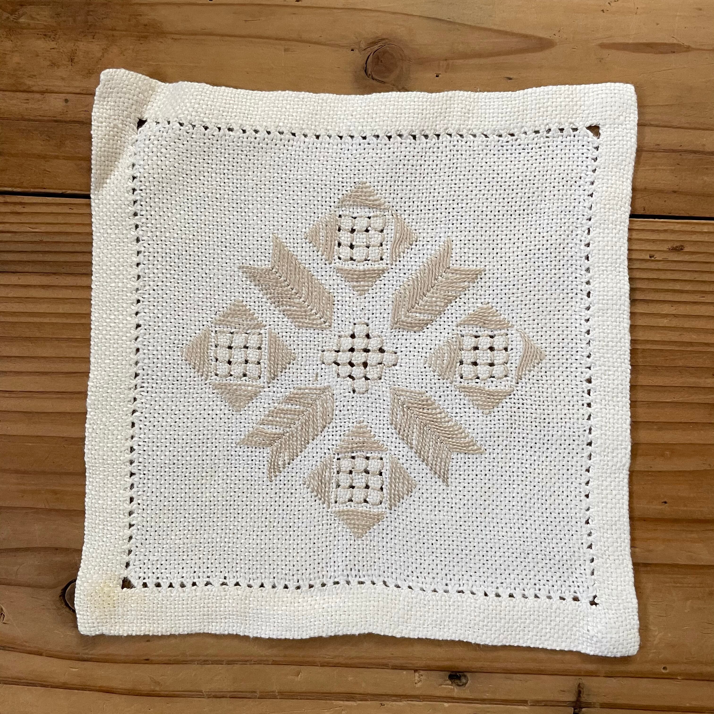 シンプルな刺繍布