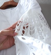 透かし刺繍ボリュームスリーブブラウス