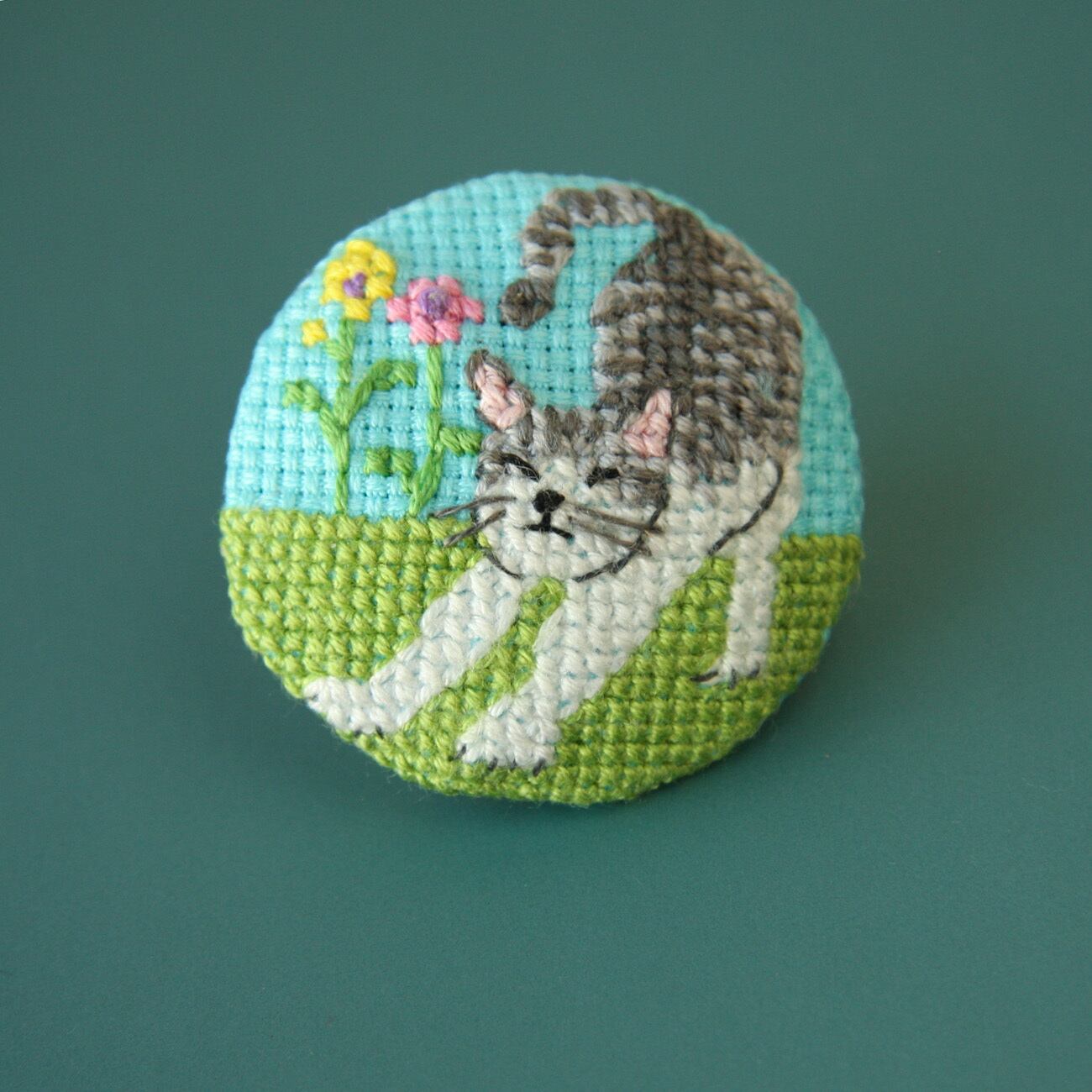 のびネコシリーズ2キジトラの手刺繍(クロスステッチ）ブローチ