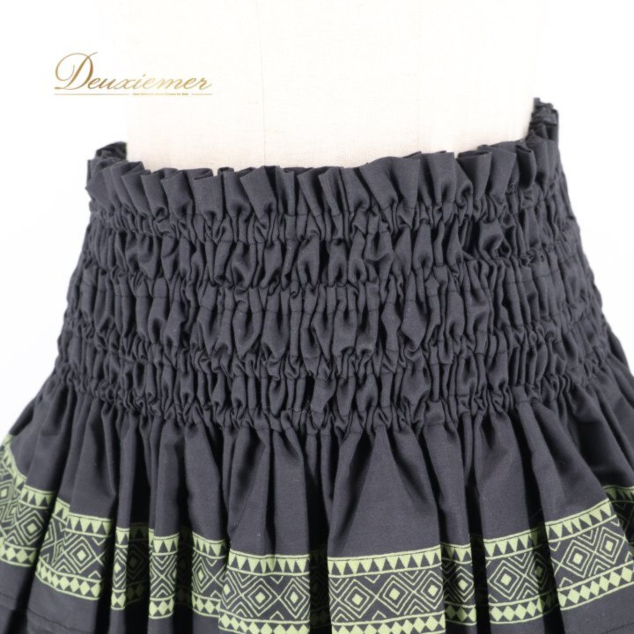 フラダンス 衣装 パウスカート ブラック系 モンステラ柄 カヒコ柄 黒 黄緑 ハワイアンプリント アロハ フラ ダンス レッスン 練習 シングル おしゃれ 上品 大人っぽい 軽やか ダンス衣装 ハワイアンダンス レディース グリーン系 スカート フラダンス小物 カヒコ フラ衣装 フレアスカート Aラインスカート ミモレ丈 パウスカート単品 緑柄 モンステラ葉 リーフ柄 ボタニカル柄 ハワイアン生地 黒×グリーン フラの発表会 レッスン用 文化祭 舞台衣装 きれいめ 大人かわいい 上品コーデ ダンス練習