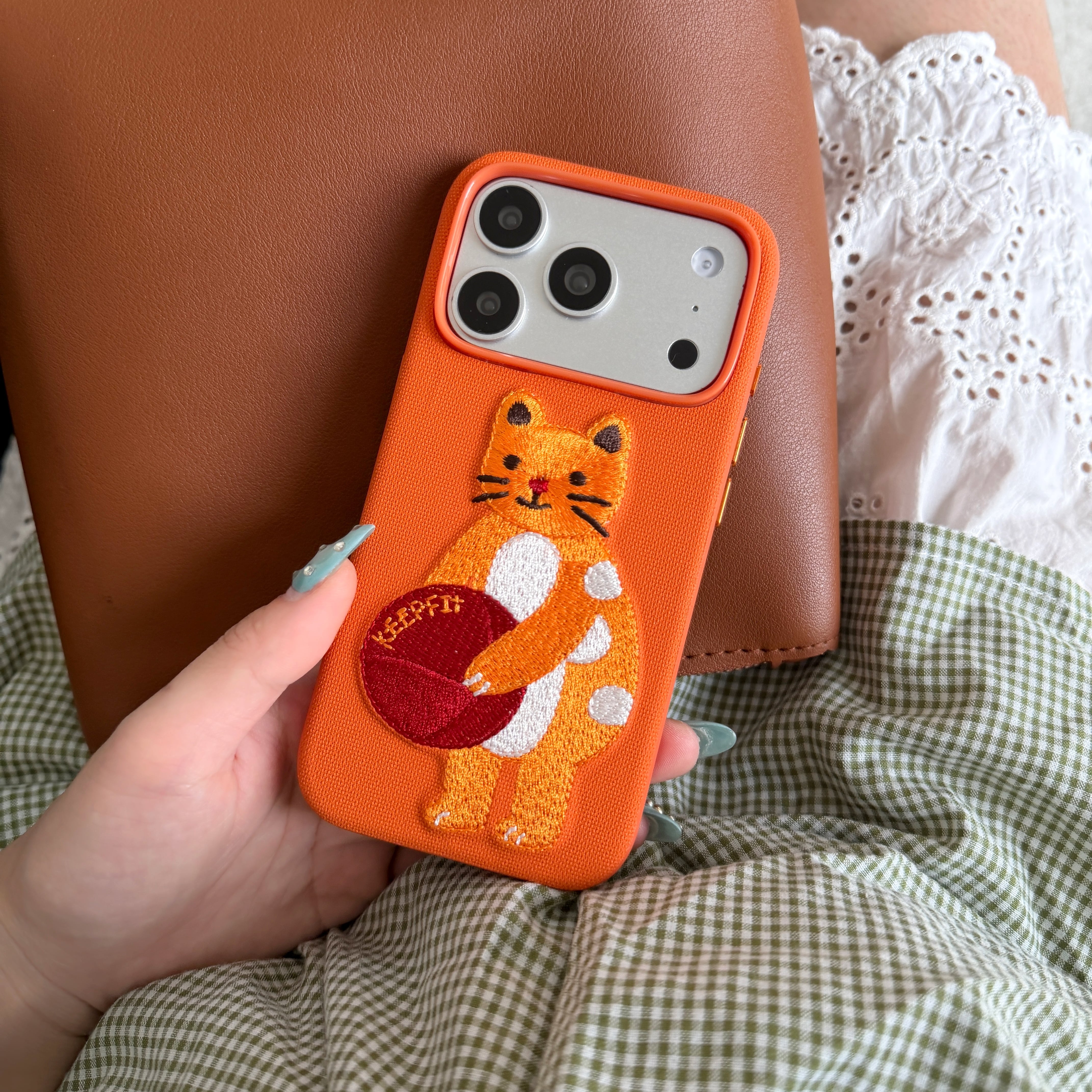 動物 刺繍 iPhone 17 16 15 ケース ファブリック 耐衝撃 ハイブリッド