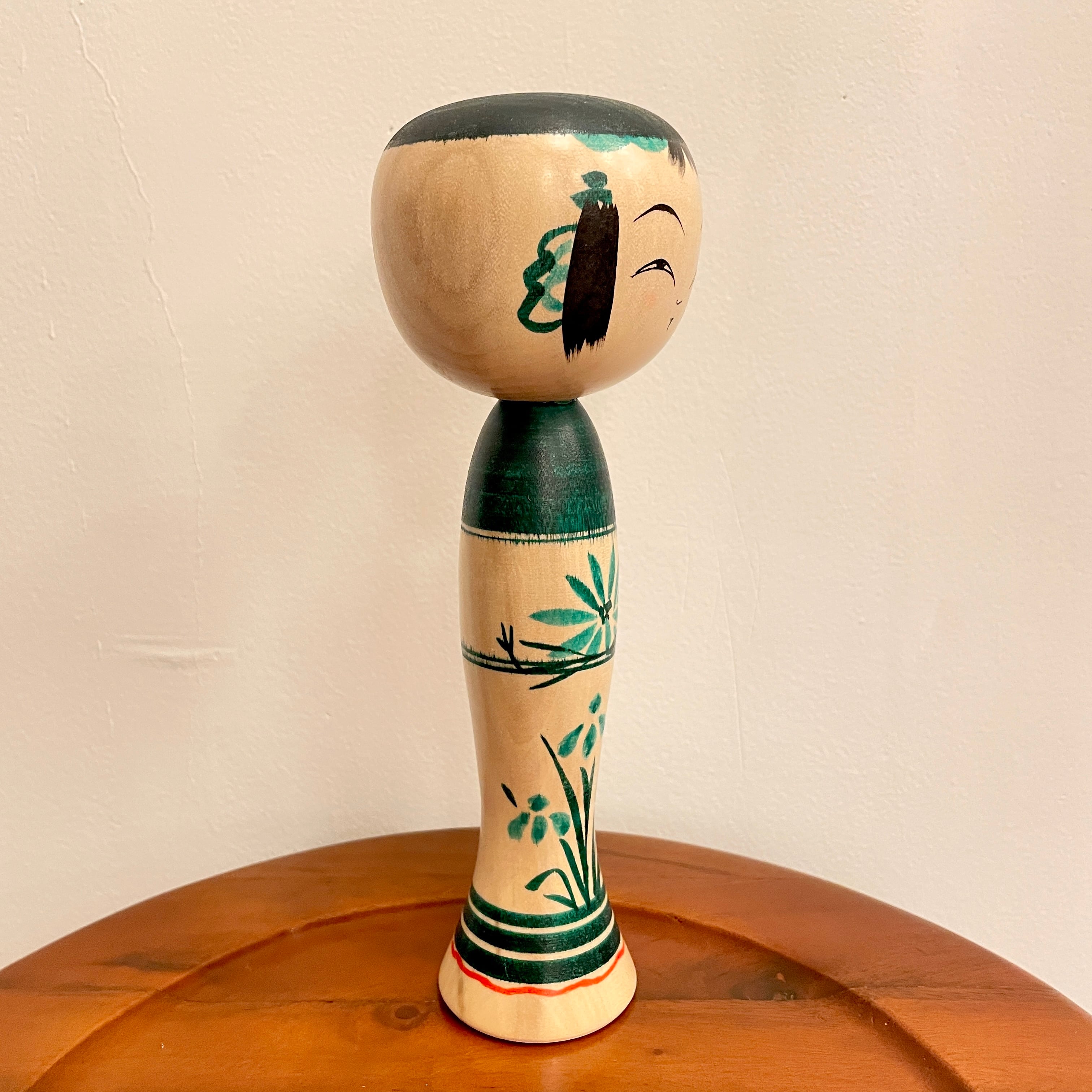 時代提げ物 人物根付 天然素材 在銘【髪を梳く瓜実顔美人】高3.7cm 重22ｇ 新山真由美工人：弥治郎系】こけし 顔平 ニンマリ 緑 花：7寸 21