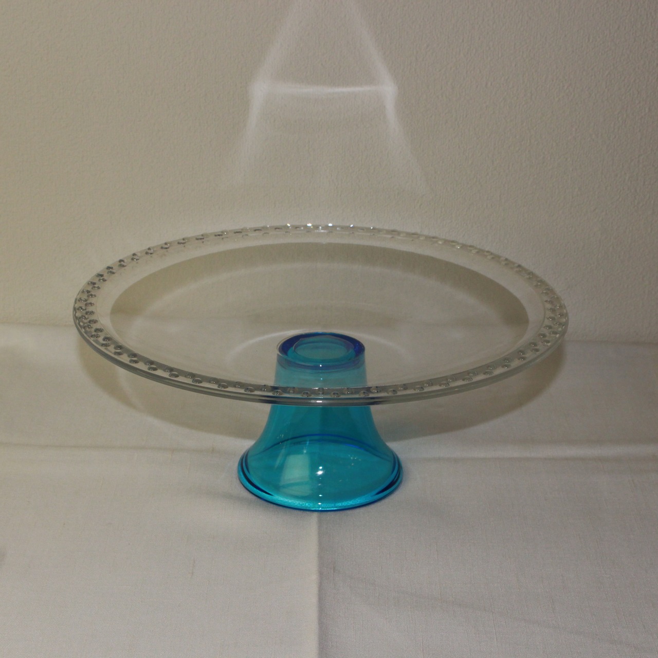 光をそっと持ち上げるガラスの高台皿