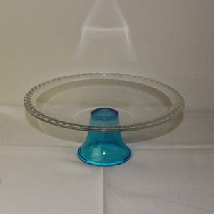 光をそっと持ち上げるガラスの高台皿