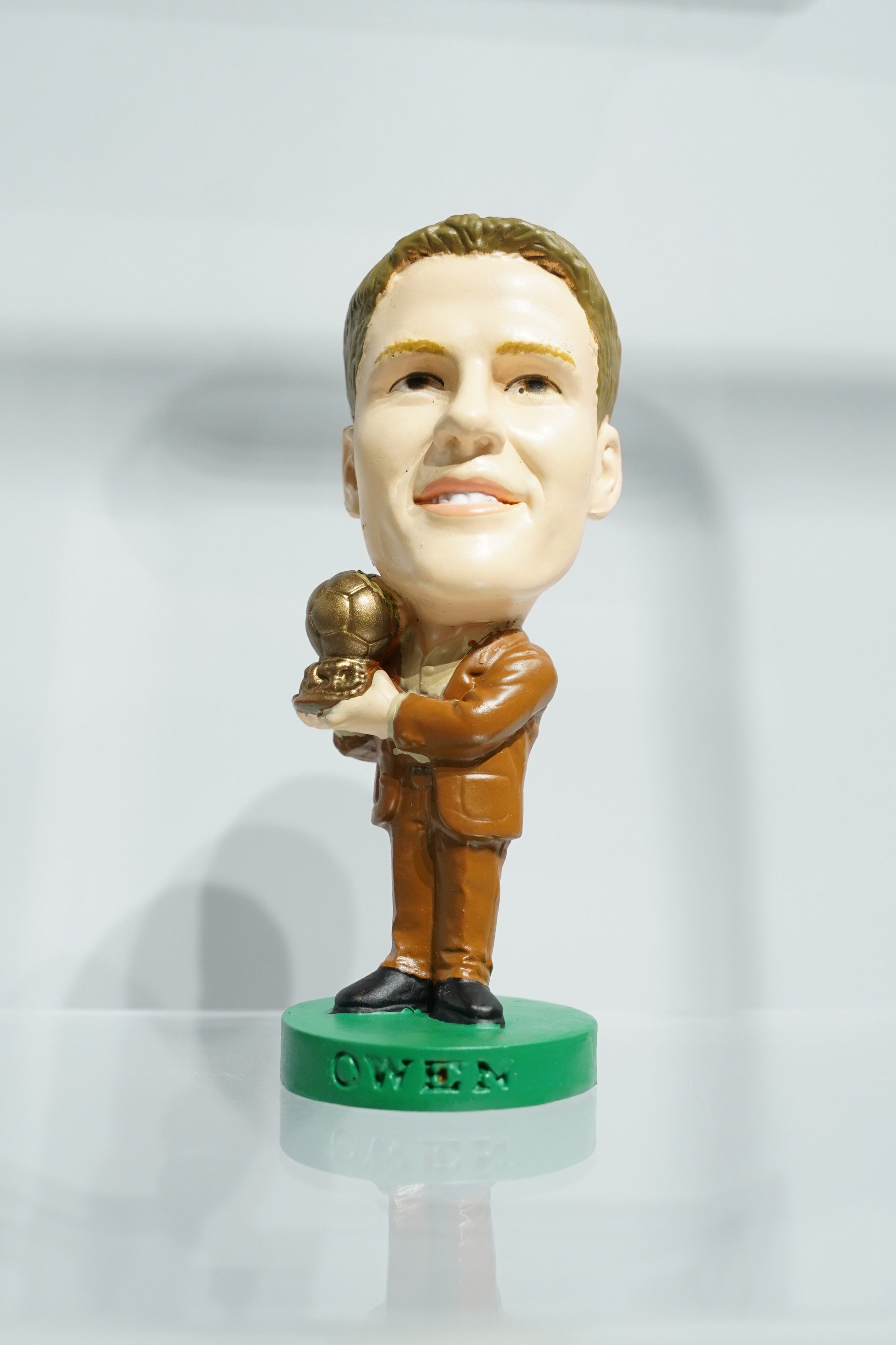 マイケル・オーウェン (Michael Owen) ⭐️⭐️⭐️⭐️☆ Corinthian ProStars “Ballon d’Or Winner 2001” (コリンシアン プロスターズ バロンドール授賞式モデル) グリーン台座 サッカーフィギュア No.10 Green Base (2002年刻印/Collector No. PRO600) Limited Edition Soccer Figure 約7〜8cm