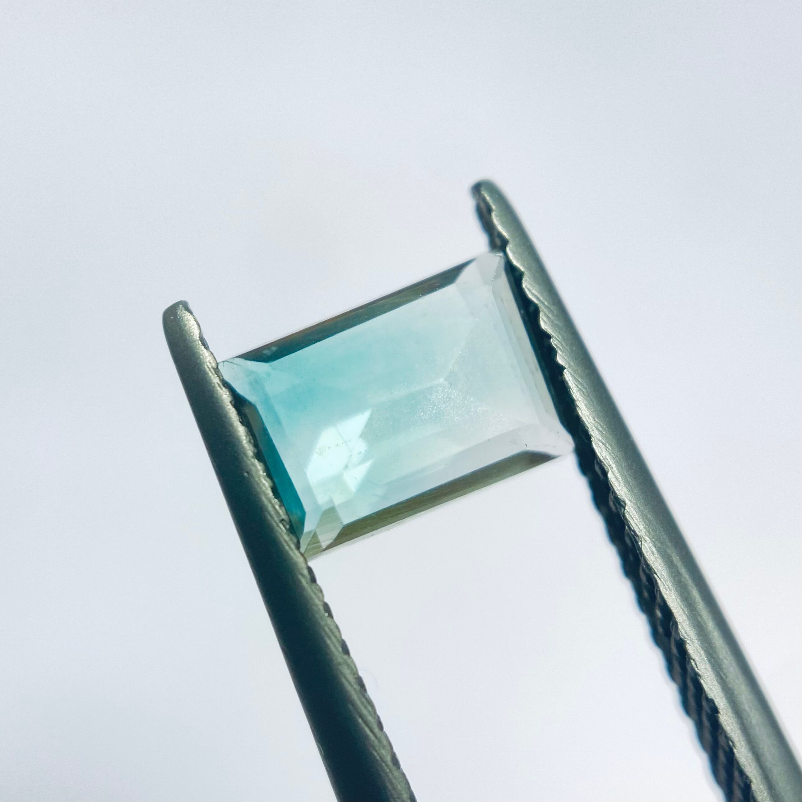 繊細なスパグル効果の見えるグリーンのオレゴンサンストーン