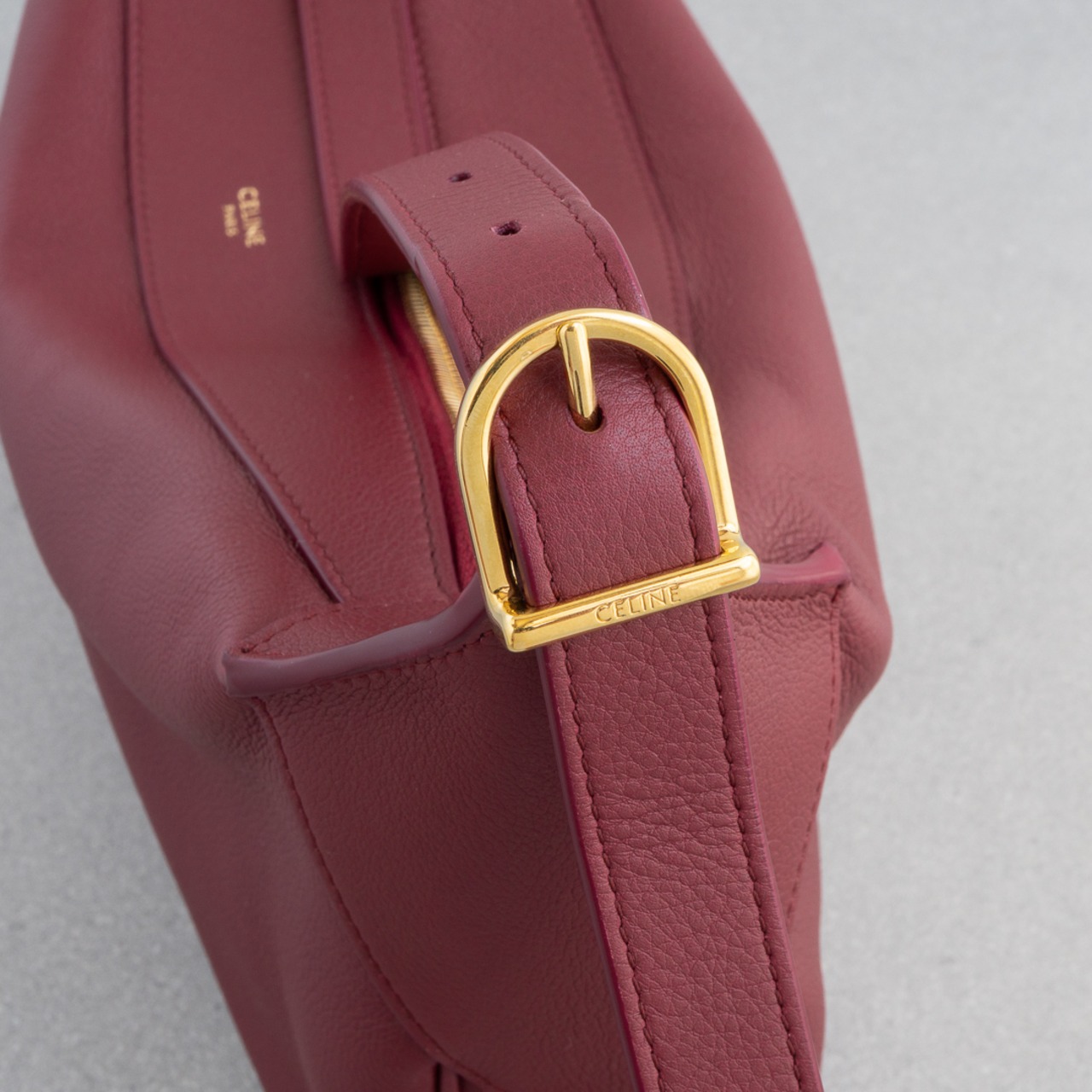 セリーヌ ロミー ミディアム カーマイン レッド ショルダーバッグ