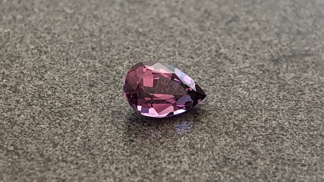 パープルスピネル ペアシェイプ 1.11ct, 8x5.2x4.1mm モザンビーク産