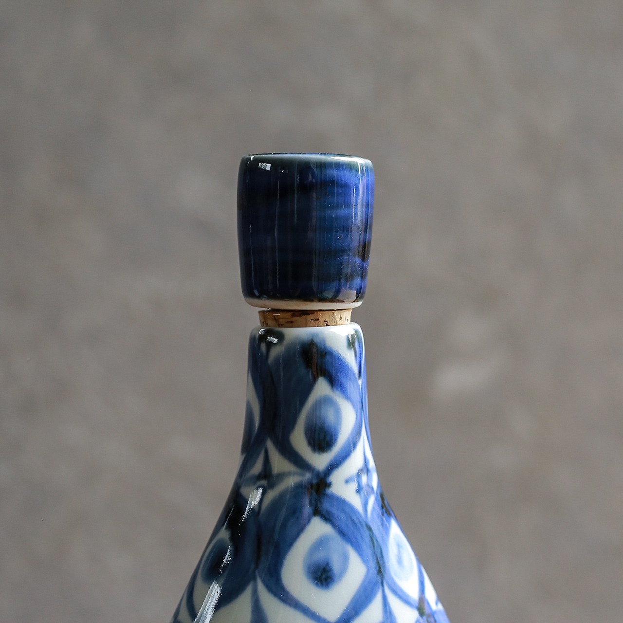 手描きの模様が美しい、陶器のボトル 1