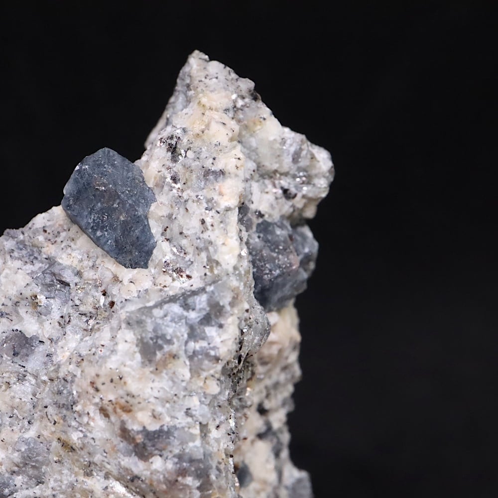 母岩つき天然ルビー原石　コランダム 母岩つき天然ルビー原石 コランダム