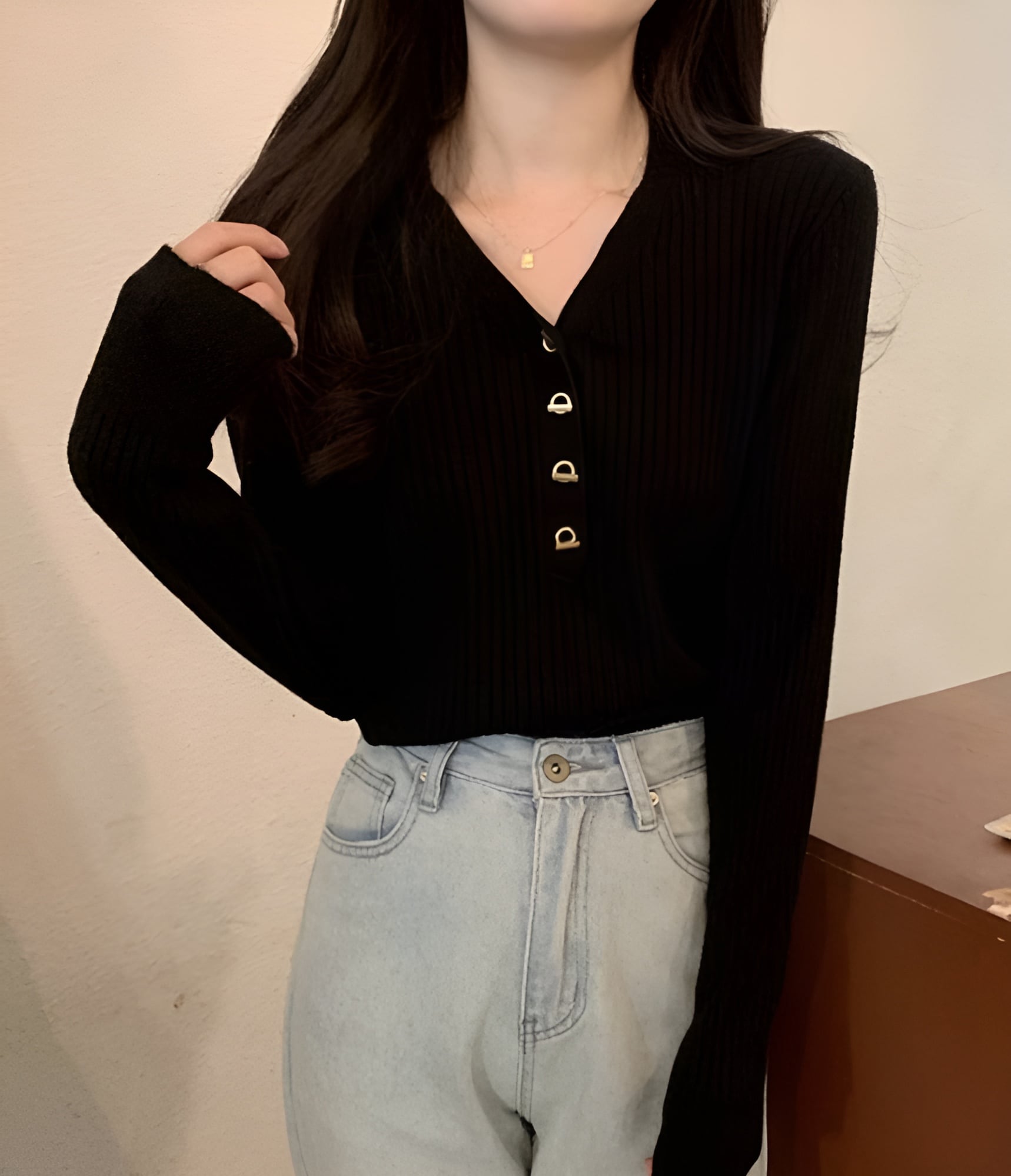 VネックTボタンニット