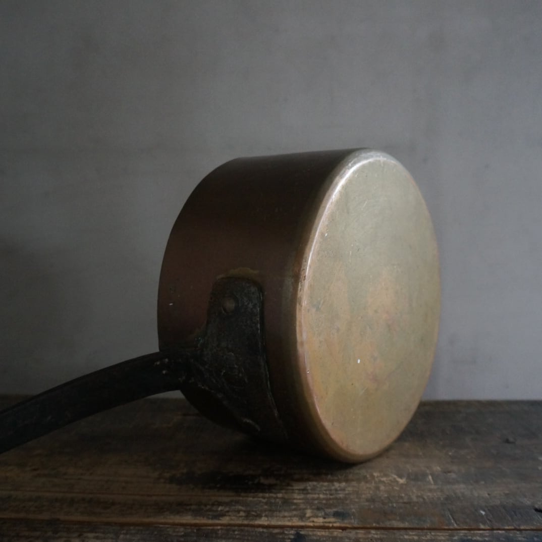 古いフランスの大きな銅鍋