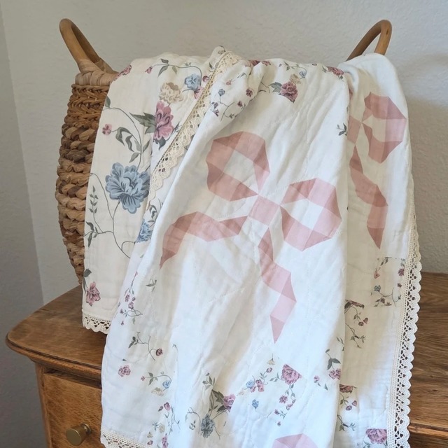 Restock【Ellie + Layne】Bows and Florals Patchwork QUILTED 6 Layer Gauze Blanket