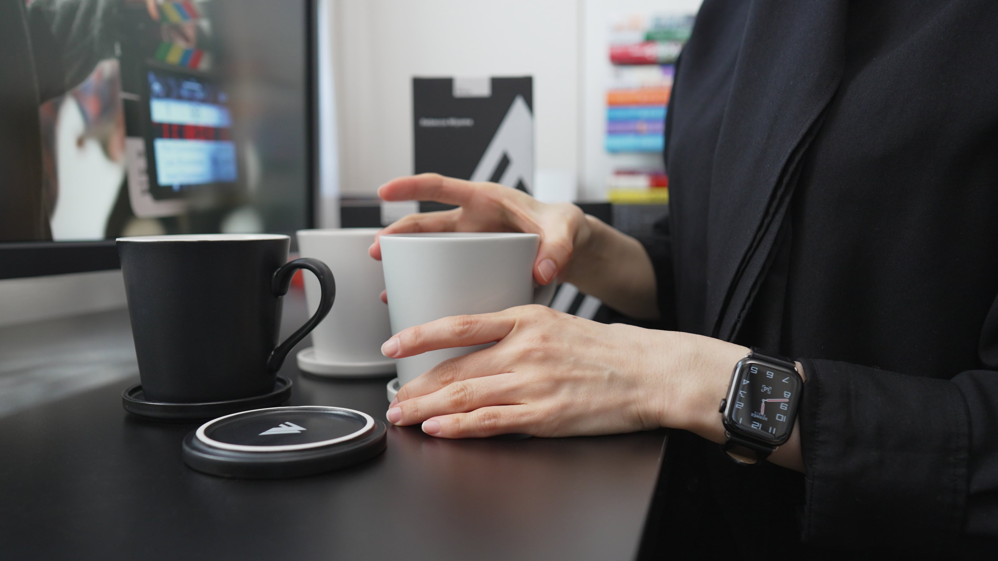 重なるマグと、日々積み重ね。デスクの上にピントを合わせる「FOCUS