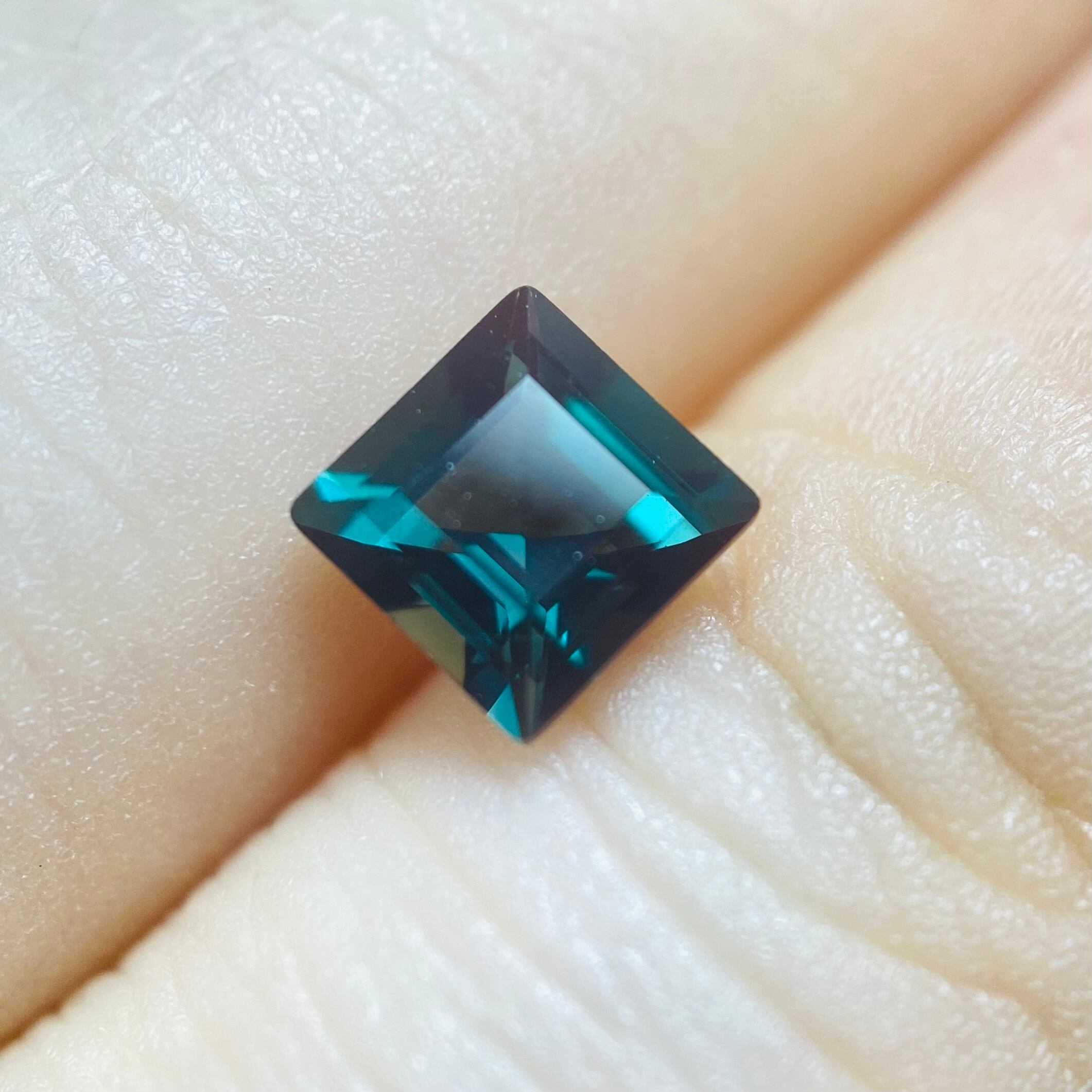 多色性が魅力的なグリーンアンデシン