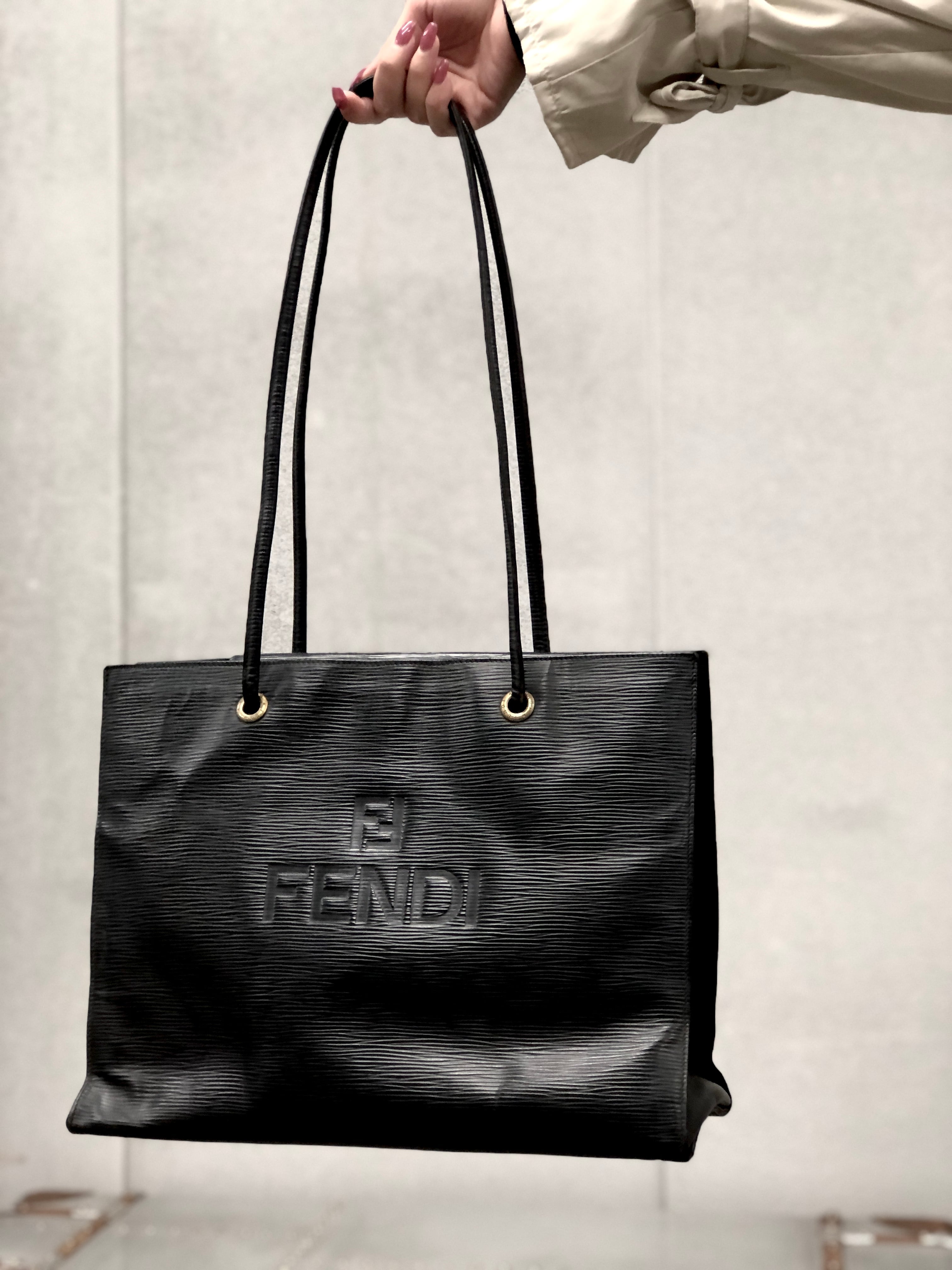 FENDI フェンディ ロゴ型押し エンボスレザー スクエア トートバッグ