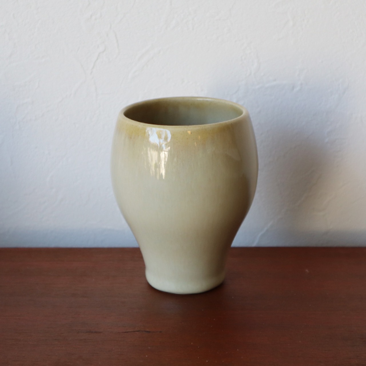 波佐見焼　たわみカップ　ワラ灰釉