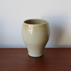 波佐見焼　たわみカップ　ワラ灰釉