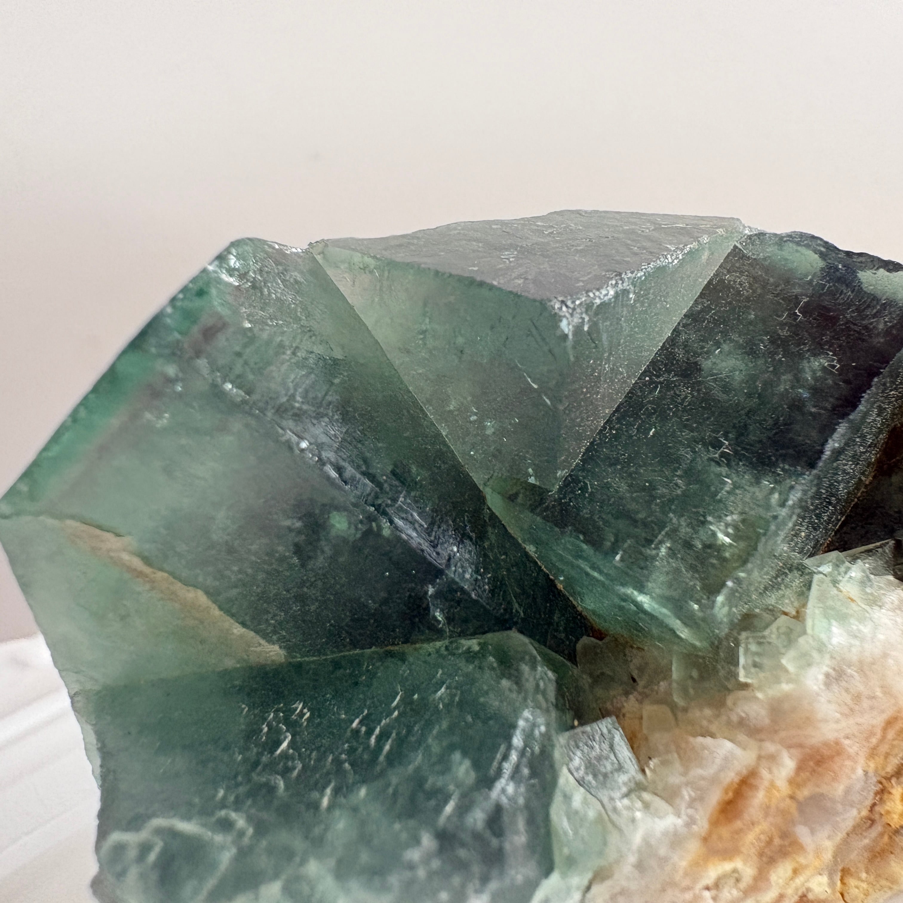 中国産 フローライト原石クラスター|グリーン結晶・UVライトで幻想的 中国産 フローライト原石クラスター|グリーン結晶・UVライトで幻想的