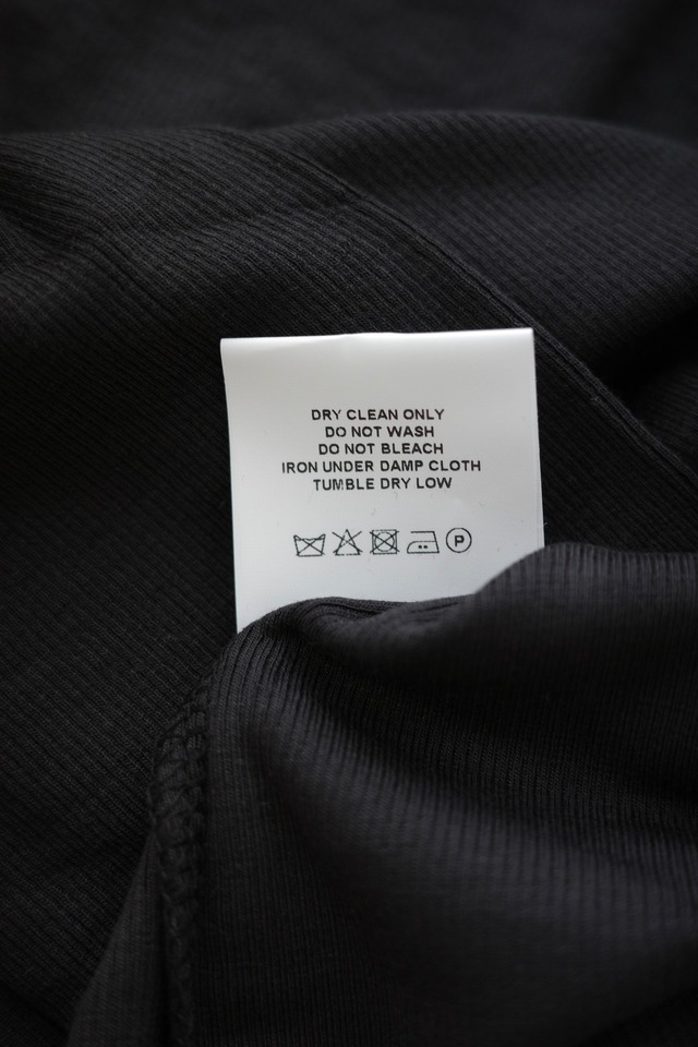 (即納) HAUS / Cover button tee 2color