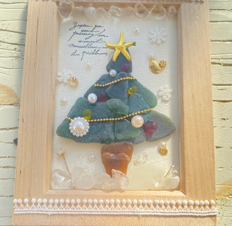 "レアな深緑色のクリスマスツリー。"