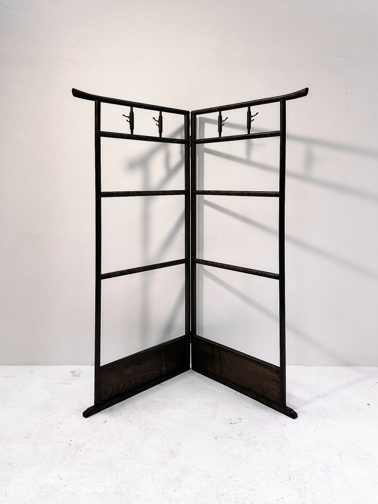 神代色の木肌が美しい衣桁