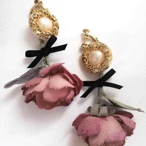 パールボタンと薔薇のアンティーク風イヤリング
