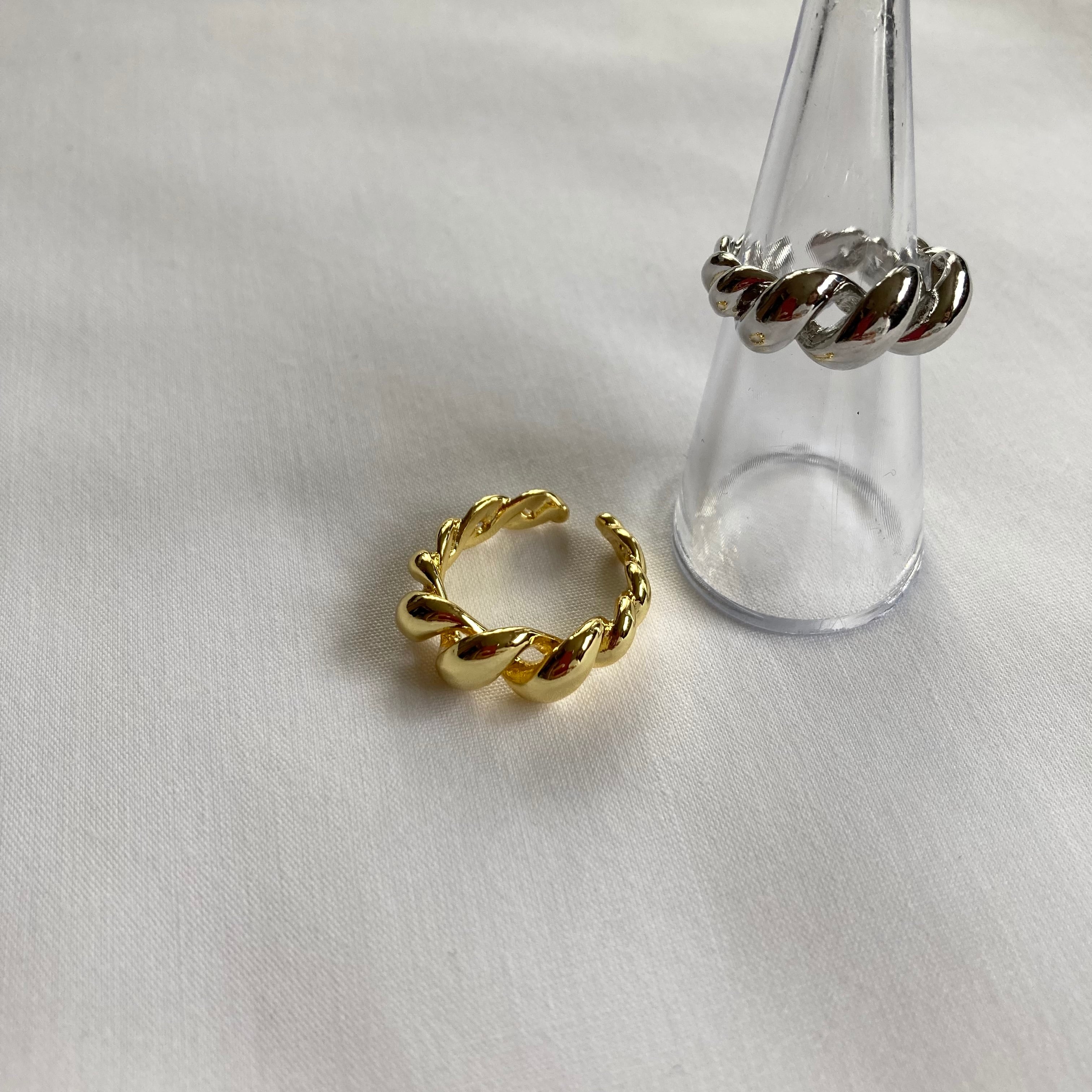 ツイストリング